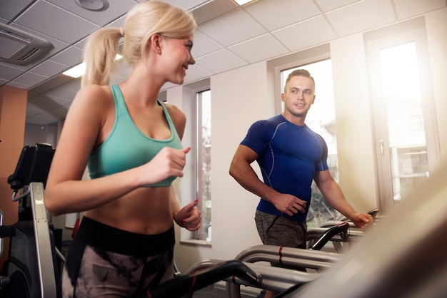 La pareja es una buena motivación en el gimnasio.