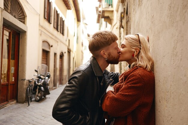 La pareja está saliendo en la ciudad.