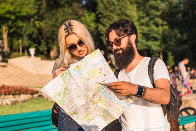 Pareja con estilo de vacaciones