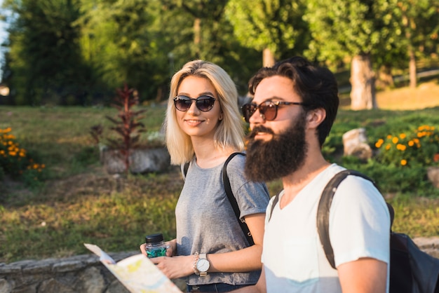 Foto gratuita pareja con estilo de vacaciones