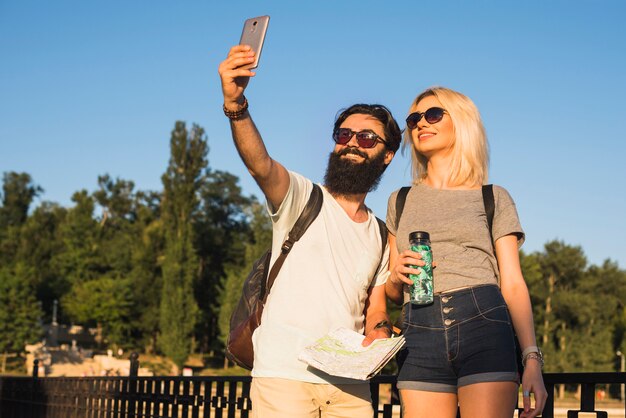 Pareja con estilo de vacaciones