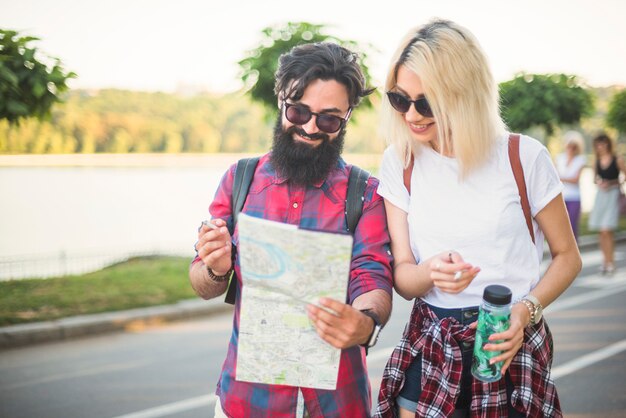 Pareja con estilo de vacaciones