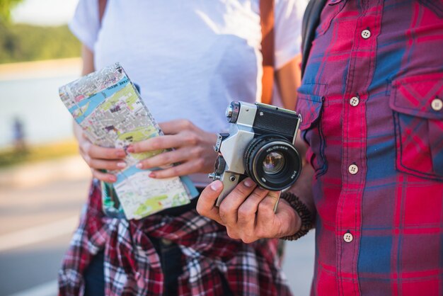 Foto gratuita pareja con estilo de vacaciones