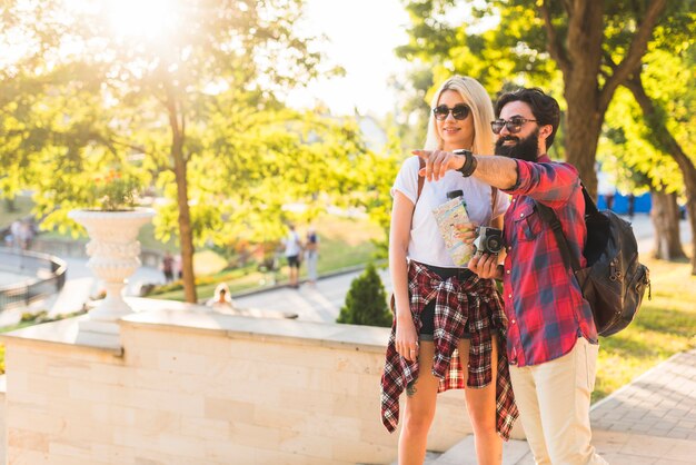 Foto gratuita pareja con estilo de vacaciones