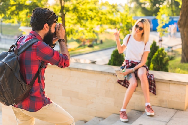 Pareja con estilo de vacaciones