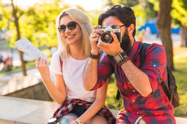 Pareja con estilo de vacaciones