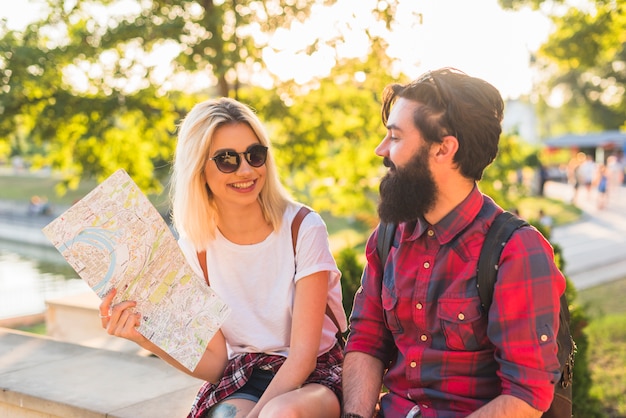 Foto gratuita pareja con estilo de vacaciones