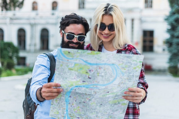 Pareja con estilo de vacaciones