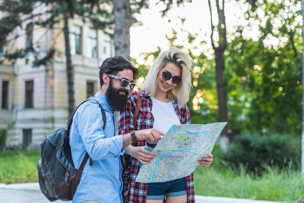 Pareja con estilo de vacaciones