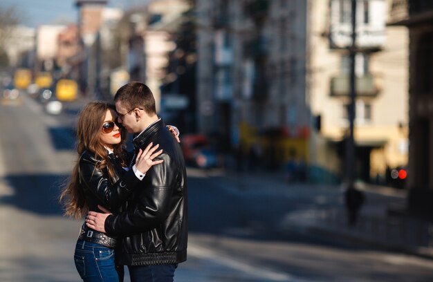 Pareja estilosa llevando chaqueta de cuero y gafas de sol