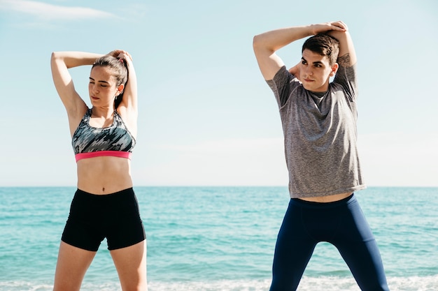 Pareja estirando en la playa