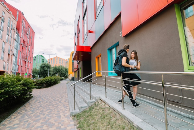 Pareja de estudiantes en la calle