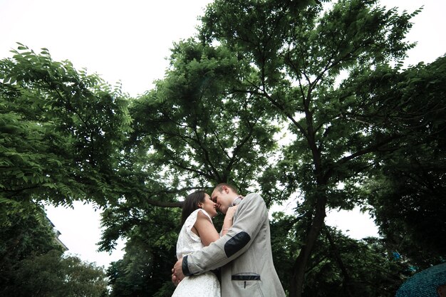 Foto gratuita pareja europea joven y hermosa pasando un buen rato en el fondo de la ciudad