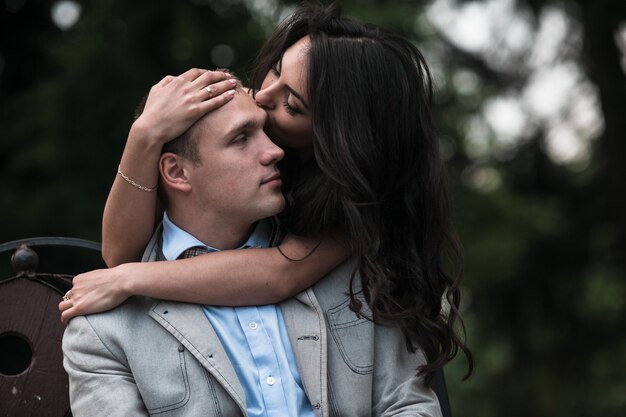 Pareja europea joven y hermosa pasando un buen rato en el fondo de la ciudad