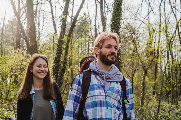 Pareja excursando en bosque