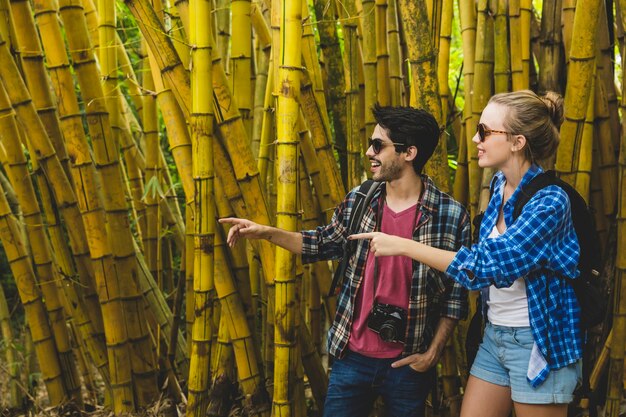 Foto gratuita pareja explorando bosque de bambú