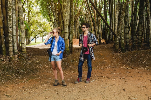 Pareja explorando bosque