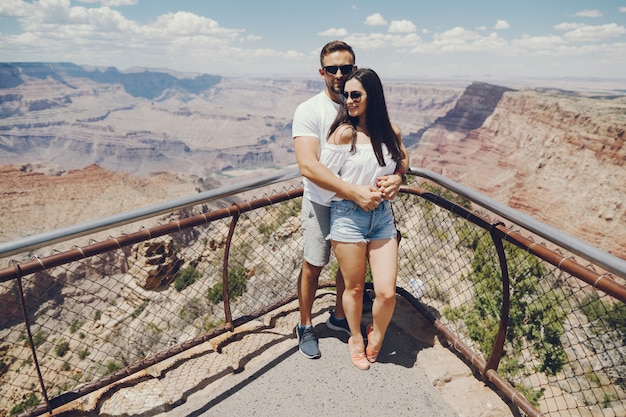 Pareja explorando el gran cañón en Arizona