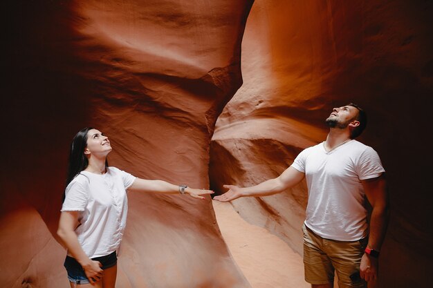 Pareja explorando el gran cañón en Arizona