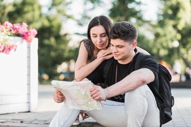 Pareja explorando el mapa de la ciudad