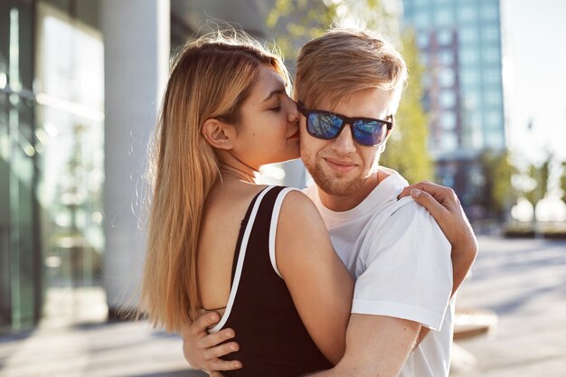 Una pareja expresiva posa al aire libre