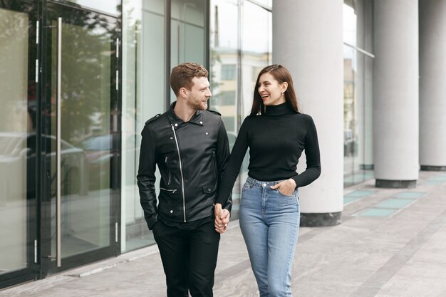 Pareja expresiva posando al aire libre