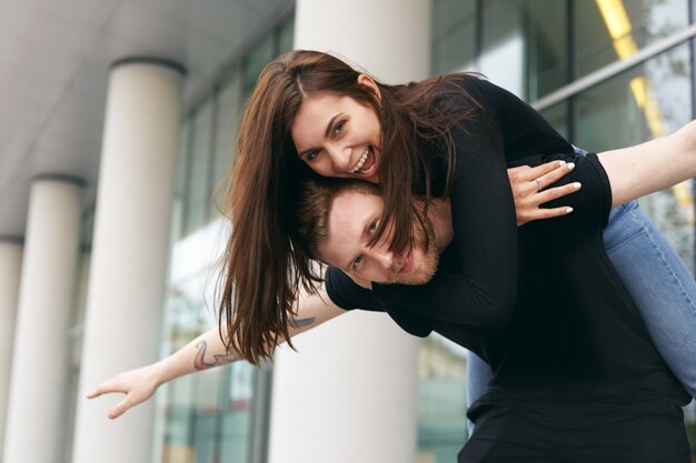 Pareja expresiva posando al aire libre