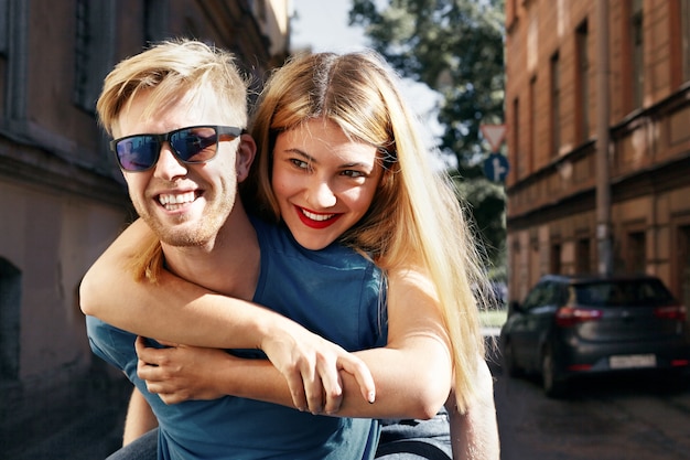 Pareja expresiva posando en la ciudad