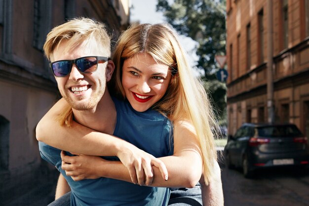 Pareja expresiva posando en la ciudad