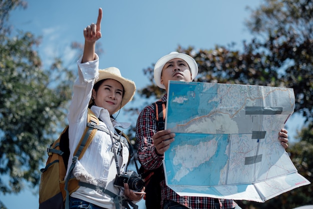 Pareja familia viajando juntos