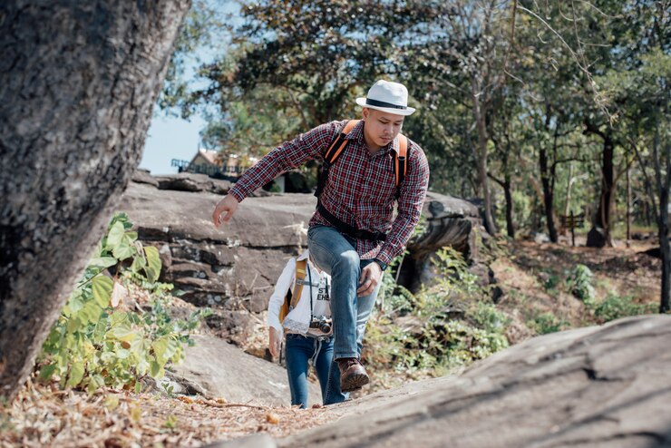 Foto gratuito pareja familia viajando juntos