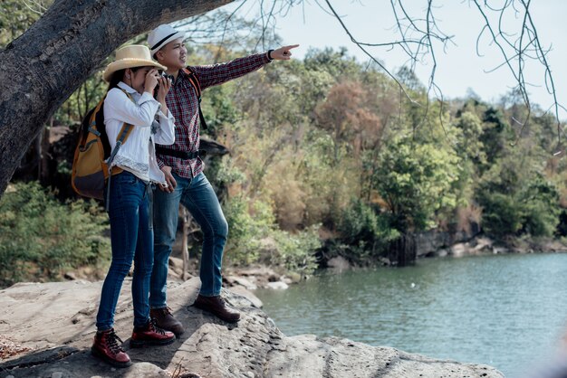 Pareja familia viajando juntos