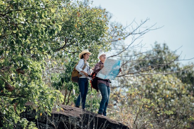 Pareja familia viajando juntos