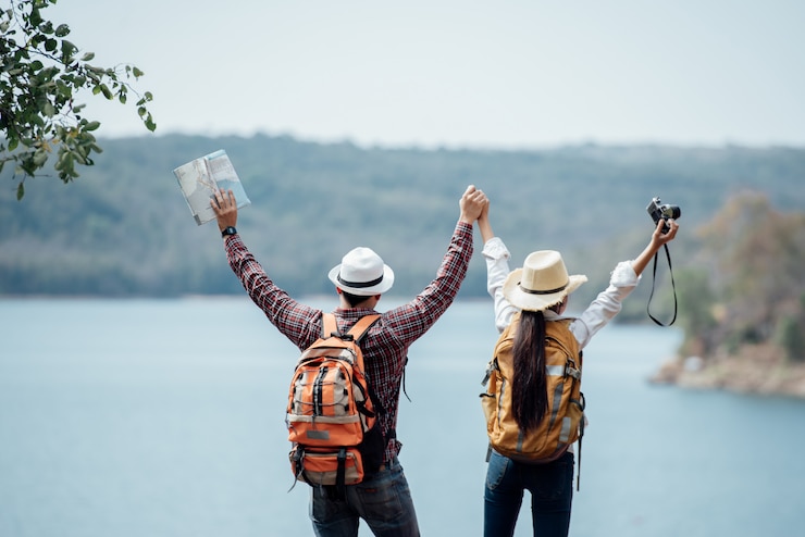 Foto gratuito pareja familia viajando juntos