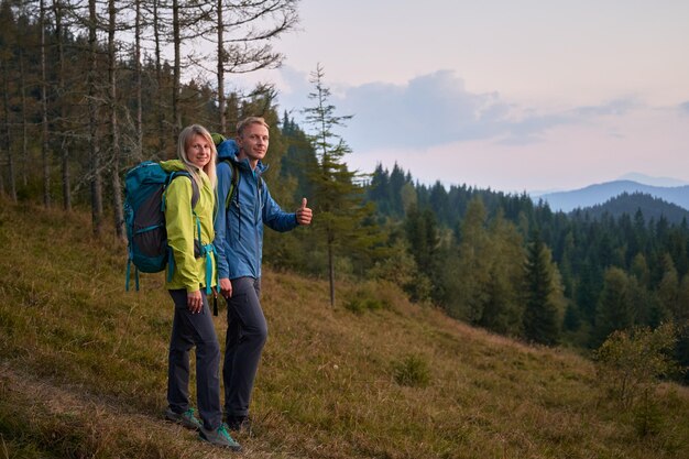 Pareja familiar de viajeros haciendo senderismo en las montañas