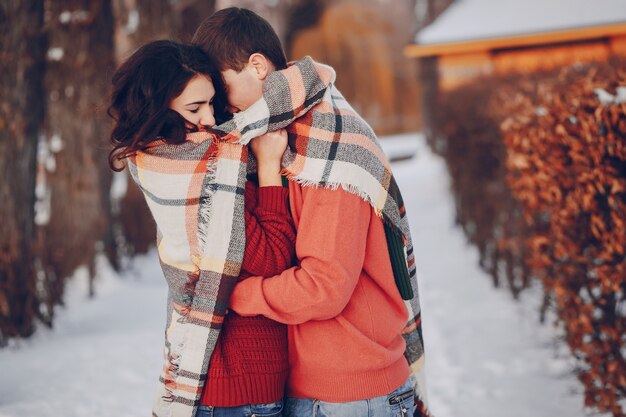 Pareja felicidad rojo blanco frío