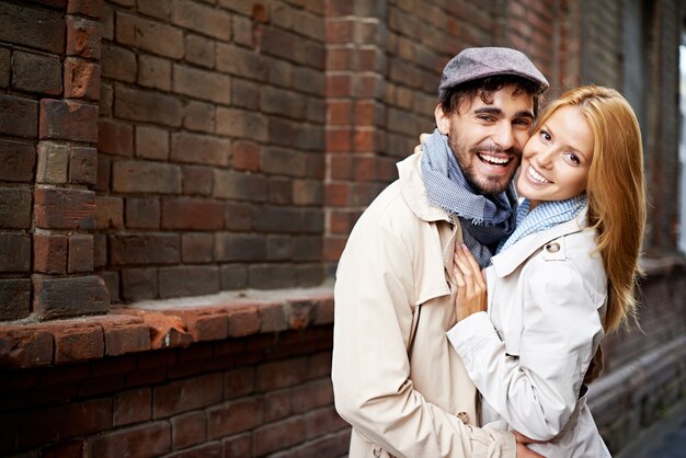 Pareja feliz abrazándose en la calle