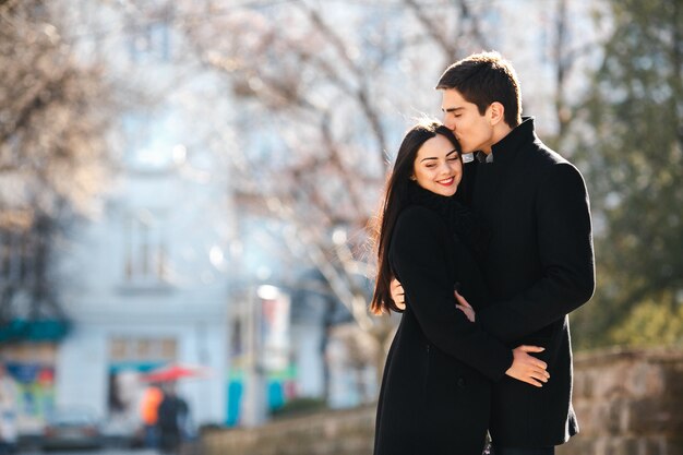 Pareja feliz abrazándose en la calle