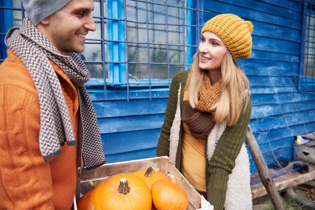 Pareja feliz con abundante cosecha