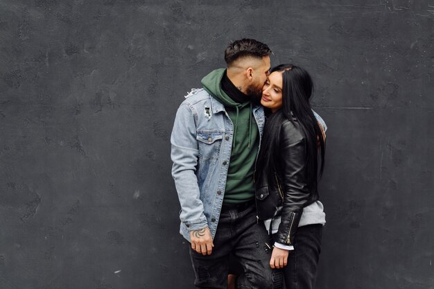 Pareja feliz al aire libre en el amor posando junto a la cafetería