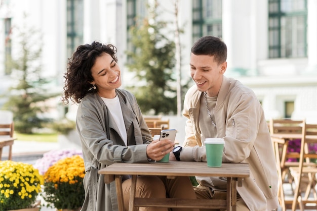 Una pareja feliz al aire libre cerca de un café