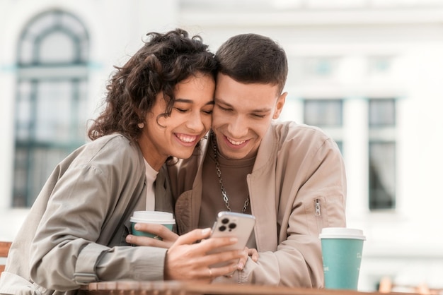 Foto gratuita una pareja feliz al aire libre cerca de un café