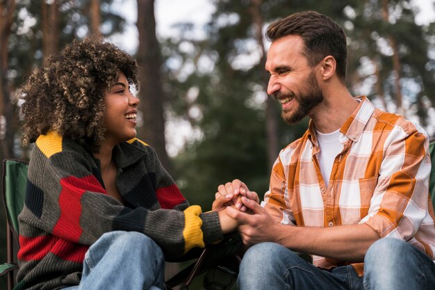 Pareja feliz y alegre pasar tiempo juntos al aire libre