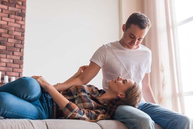 Pareja feliz en el amor juntos en casa