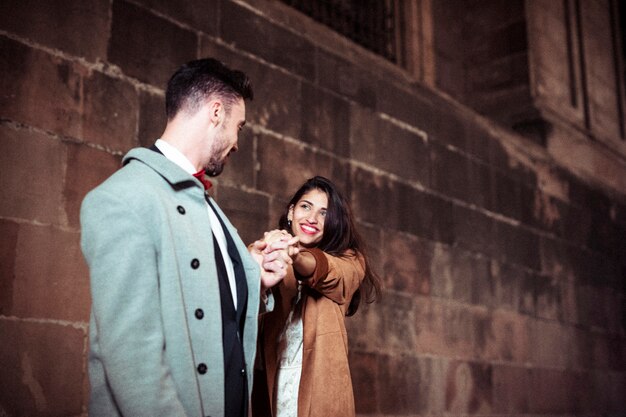 Pareja feliz bailando en la calle