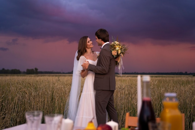 Foto gratuita pareja feliz bailando de tiro completo