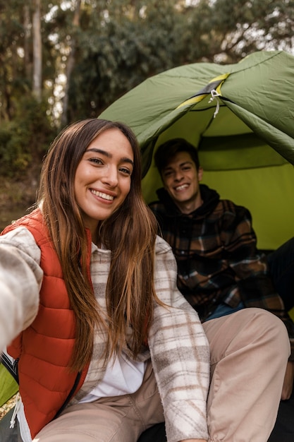 Foto gratuita pareja feliz en el bosque en carpa