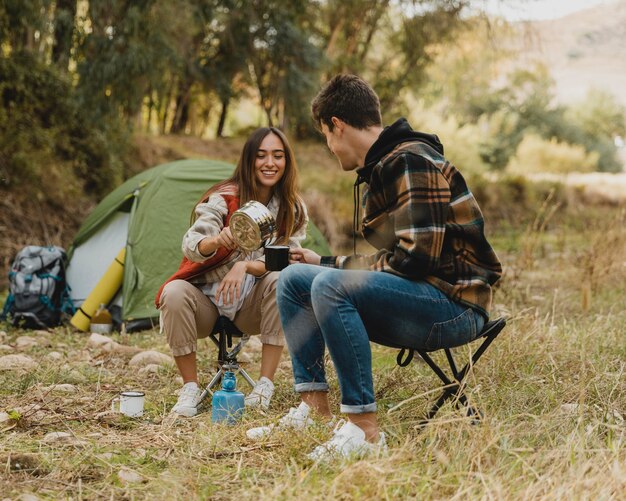 Pareja feliz en el bosque estando juntos