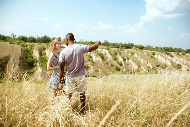 pareja feliz en el bosque