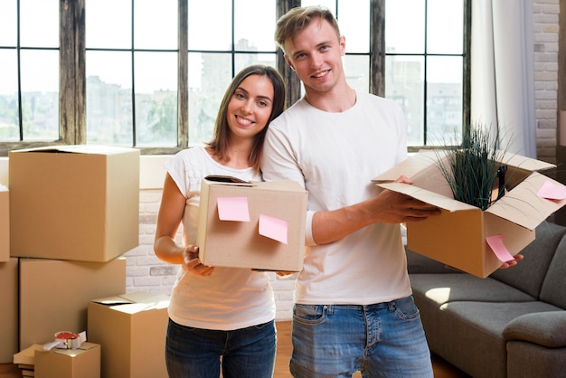 Pareja feliz con cajas de cartón